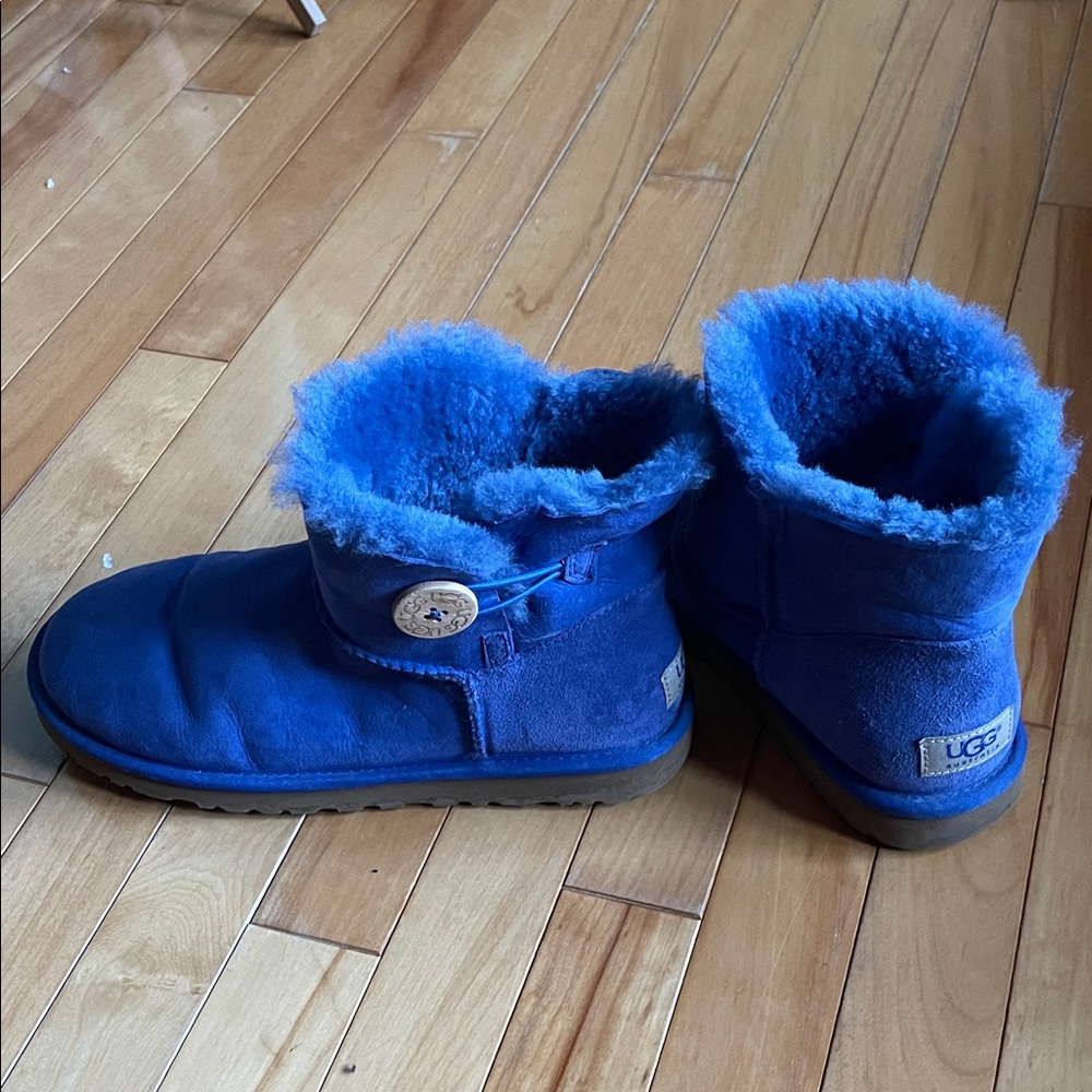 UGG Mini Bailey Button II